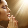 Использование сильной молитва для избавления от псориаза